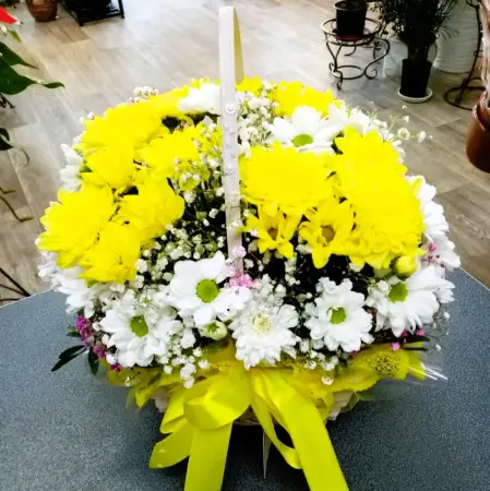 Корзина с кустовыми хризантемами