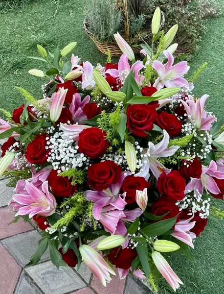 Корзина мечты из розовых лилий и красных роз