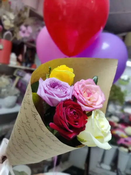 Букет из разноцветных роз