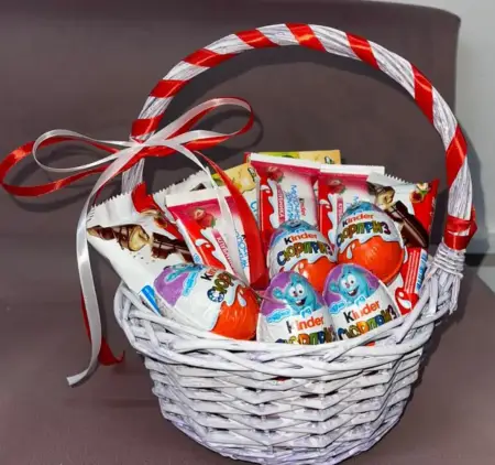 Сладкая корзина с киндерами
